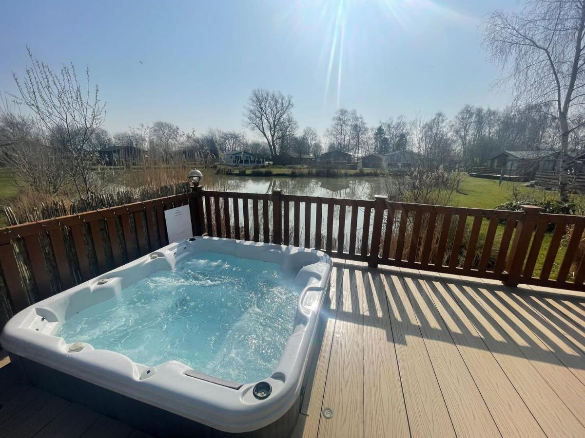 Luxury Lakeside Lodge L1 With Hot Tub Situated At Tattershall Lakes Country Park Zewnętrze zdjęcie