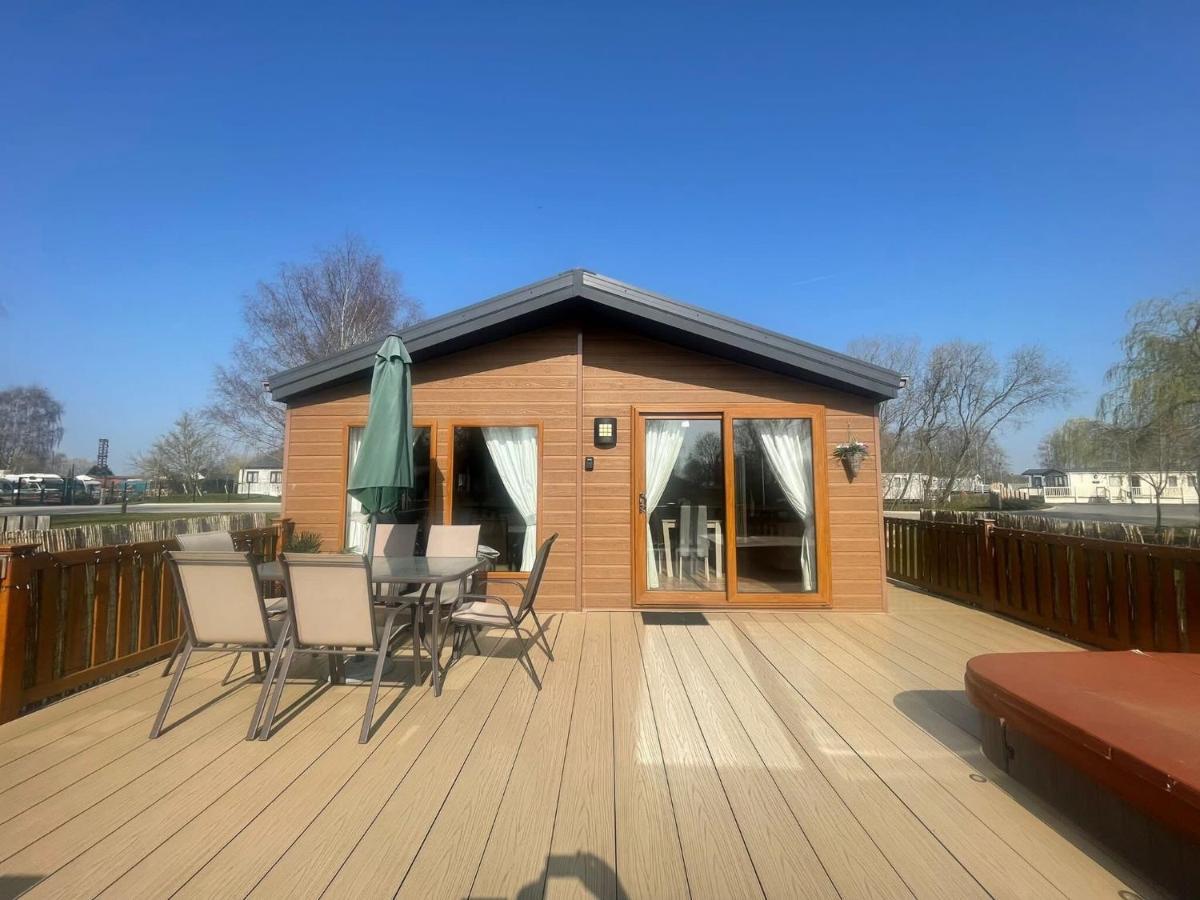 Luxury Lakeside Lodge L1 With Hot Tub Situated At Tattershall Lakes Country Park Zewnętrze zdjęcie