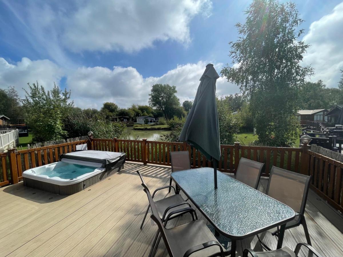 Luxury Lakeside Lodge L1 With Hot Tub Situated At Tattershall Lakes Country Park Zewnętrze zdjęcie