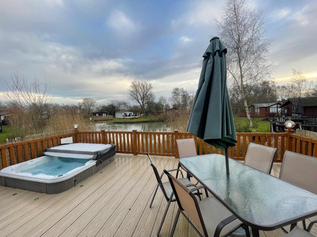 Luxury Lakeside Lodge L1 With Hot Tub Situated At Tattershall Lakes Country Park Zewnętrze zdjęcie