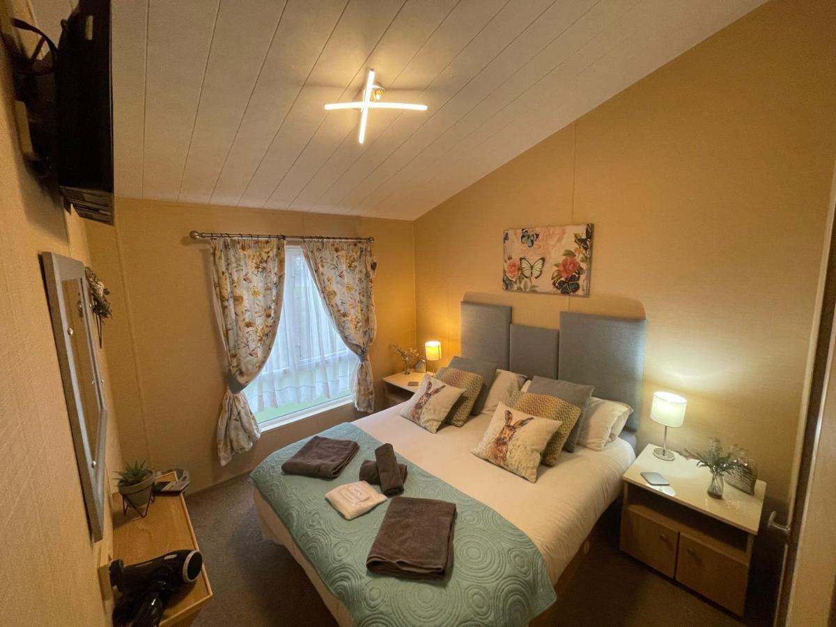Luxury Lakeside Lodge L1 With Hot Tub Situated At Tattershall Lakes Country Park Zewnętrze zdjęcie